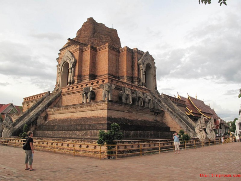 寺内高大的兰纳风格佛塔建于1441年,塔的南侧有6个象头雕像,其中5个