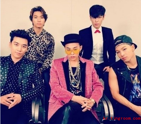 韩国明星bigbang五人合照被调侃是证件照