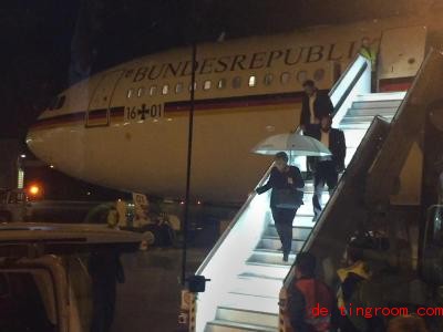  Angela Merkel verlÃ¤sst die Regierungsmaschine. Das Flugzeug hatte Probleme und musste landen. Foto: JÃ¶rg Blank/dpa 