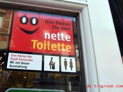  Der Aufkleber verrÃ¤t: Hier darf man kostenlos zur Toilette gehen. Foto: Uli Deck/dpa 