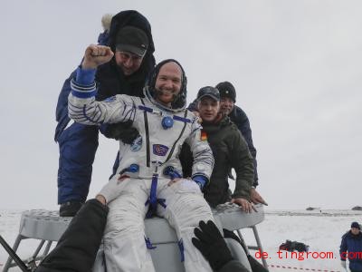  Der deutsche Astro<em></em>naut Alexander Gerst ist zurück auf der Erde - und zwar gut gelaunt. Foto: Shamil Zhumatov/POOL Reuters/AP/dpa 