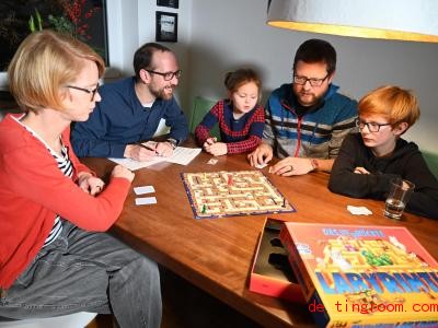  Bevor ein neues Spiel in die Geschäfte kommt, wird es getestet. Zum Beispiel in einer Familie. Foto: Felix Kästle/dpa 