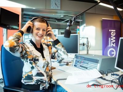  Normalerweise spricht sie Deutsch, aber nun liest diese Radio-Moderatorin auch mal Nachrichten auf Latein vor. Foto Mohssen Assanimoghaddam/dpa Foto: Mohssen Assanimoghaddam 