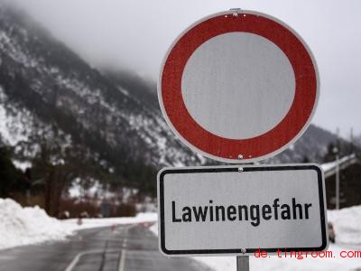  Wenn es die Gefahr von Lawinen gibt, werden Straßen gesperrt, aber auch Skipisten. Foto: Angelika Warmuth/dpa 