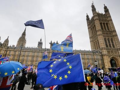  Mit der blauen Flagge der Europäischen unio zeigen Menschen in Großbritannien, dass sie diese Gruppe nicht verlassen wollen. Foto: XinHua/dpa 