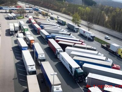  Experten sagen: Es gibt nicht genug Parkplätze für Lastwagen, vor allem an wichtigen Routen. Foto: Arnulf Stoffel/dpa 