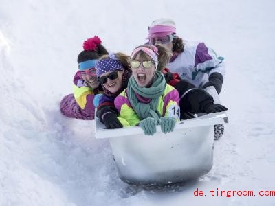  Dieses Team hatte viel Spaß beim Badewannen-Rennen im Schnee. Foto: Urs Flueeler/KEYSTONE/dpa 