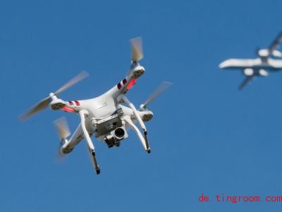  Eine Drohne darf nicht in der Nähe eines Flughafens fliegen. Foto: Julian Stratenschulte/dpa 