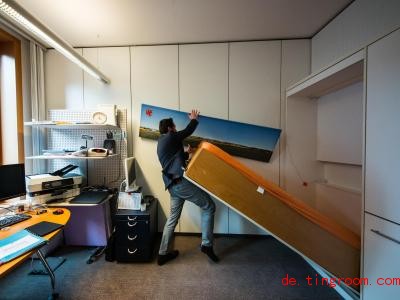  Wenn Benedikt Oster in seinem Büro übernachten will, klappt er das Bett aus der Wand. Foto: Andreas Arnold/dpa 