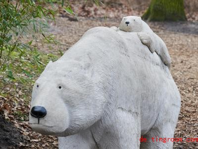  Eisbärenfiguren stehen im Tierpark. Hier ko<em></em>nnten die Mitarbeiter zum ertsen Mal in die Box des neuen Eisbärenbabys. Fotos: Annette Riedl/dpa Foto: Annette Riedl 