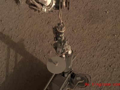  Langsam bohrt sich der Roboter in den Boden des Mars. Dort soll er die Temperatur messen. Foto: Uncredited/NASA/JPL-Caltech/AP/dpa 