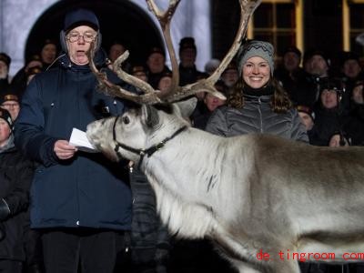  Ein Rentier überrascht den Präsidenten vom Biathlon-Verband. Foto: Sven Hoppe/dpa 