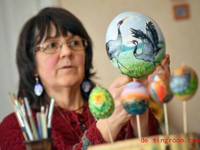  Die Künstlerin Christiane Gohlke bemalt Eier schon, seit sie zehn Jahre alt ist. Foto: Patrick Pleul/ZB 