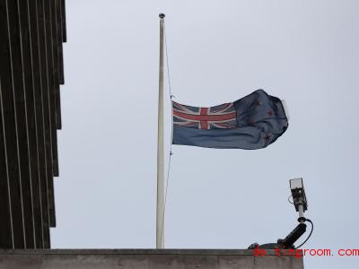  Die Flaggen von Neuseeland hängen auf Halbmast. Nicht nur im Land selbst, so<em></em>ndern auch in anderen Ländern. Foto: Jo<em></em>nathan Brady/PA Wire/dpa 