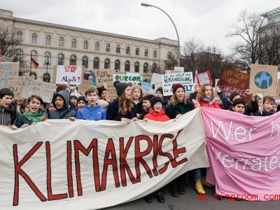  Schülerinnen und Schüler wollen, dass Politiker mehr gegen die Erderwärmung tun. Foto: Carsten Koall/dpa 