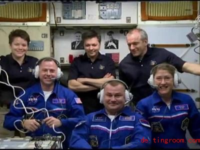  Diese Raumfahrer leben gerade auf der Raumstation ISS. Foto: -/NASA TV/dpa 