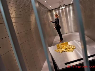  Manche packen ihr Gold in ein Schließfach bei einer Bank oder einem Goldhändler. Foto: Sven Hoppe/dpa 