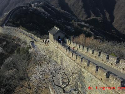  Die berühmte Chinesische Mauer wurde vor sehr langer Zeit gebaut. Sie sollte vor Feinden schützen. Foto: Zhang Chenlin/XinHua/dpa 
