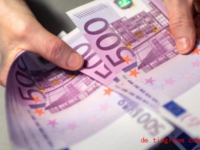  Nach Freitag werden keine 500-Euro-Scheine mehr von Banken ausgegeben. Foto: Matthias Balk/dpa 
