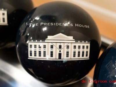  Das weiße Haus auf der Kugel ist das Haus des Präsidenten der USA. Foto: Andrea Hanks/White House Press Office/dpa 