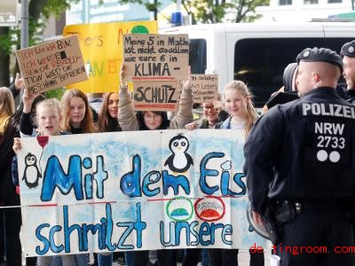  Schülerinnen und Schüler demo<em></em>nstrieren gegen ein großes Energieunternehmen. Foto: Roland Weihrauch/dpa 