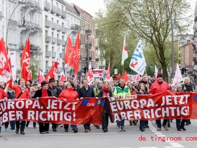  Rot ist die Farbe derjenigen, die sich für die Rechte von Arbeitern und Arbeiterinnen einsetzen. Foto: Markus Scholz/dpa 