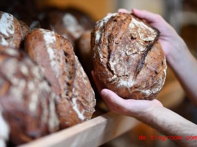  Brote können aus ganz verschiedenen Zutaten bestehen. In diesem Brot sind auch Walnüsse und Haselnüsse! Foto: Uwe Anspach/dpa 