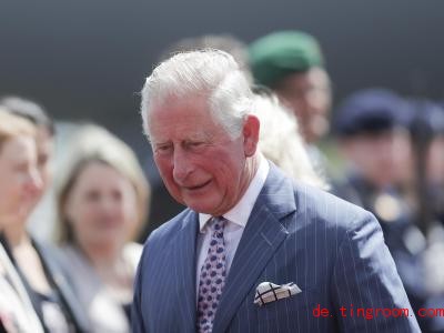  Der britische Prinz Charles trägt gerne Krawatte und Einstecktuch. Foto: Markus Schreiber/AP POOL/dpa 