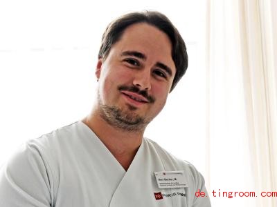 Marcel Becker ist ein beso<em></em>nders netter Krankenpfleger. Foto: Peter Zschunke/dpa 