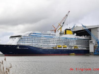  So ein riesiges Schiff muss ganz langsam aus der Werkstatt gebracht werden. Foto: Carmen Jaspersen/dpa 