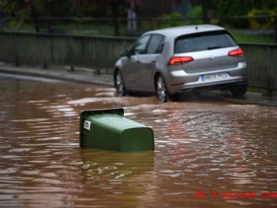  An vielen Orten wurden wegen des Unwetters Straßen überflutet. Foto: Uwe Zucchi/dpa 