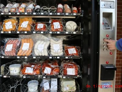  Bauern bieten in Automaten am Hof zum Beispiel Fleisch, Käse und Eier an. Foto: Roland Weihrauch/dpa 