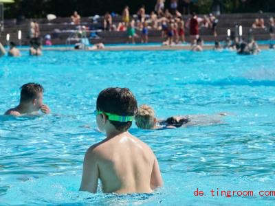  In tieferes Wasser solltest du erst gehen, wenn du sicher schwimmen kannst. Foto: Annette Riedl/dpa 