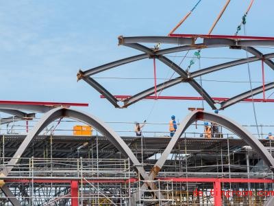  Es muss genau passen! Das Bauteil ist das letzte Stück im neuen Dach eines Bahnhofs. Foto: Daniel Bockwoldt/dpa 