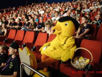  Das Maskottchen Goldener Spatz sitzt mit im Kino. Bei dem Festival vergeben Kinder Preise für gute Filme. Foto: arifoto UG/dpa 