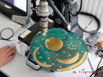  Mit einem Mikroskop wird die Himmelsscheibe untersucht. Wo ist überall Gold? Foto: Sebastian Willnow/dpa-Zentralbild/dpa 