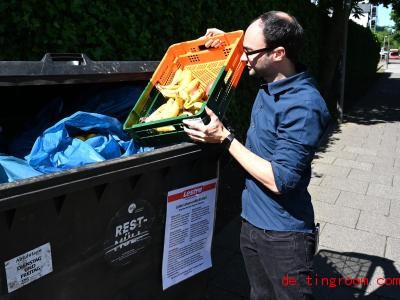  Ein Supermarkt-Mitarbeiter wirft Obst in den Müll. Foto: Carmen Jaspersen/dpa 