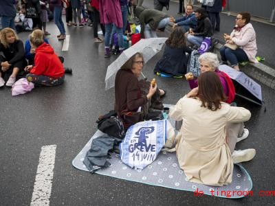  Viele Frauen in der Schweiz beteiligten sich an einer Aktion für mehr Gerechtigkeit. Foto: Jean-Christophe Bott/KEYSTONE/dpa 