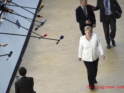  Angela Merkel kommt zu den Gesprächen mit den anderen Politikern und Politikerinnen. Viele Reporter wollen etwas von ihr wissen. Foto: Riccardo Pareggiani/AP/dpa 