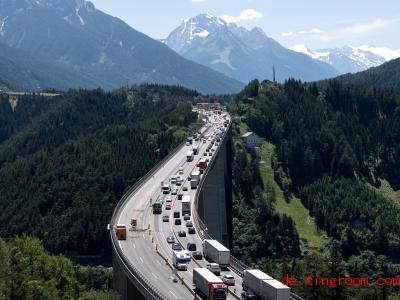  Die Brenner-Autobahn über die Alpen wird von sehr vielen Autofahrern und Lkw-Fahrern benutzt. Foto: Sven Hoppe/dpa 