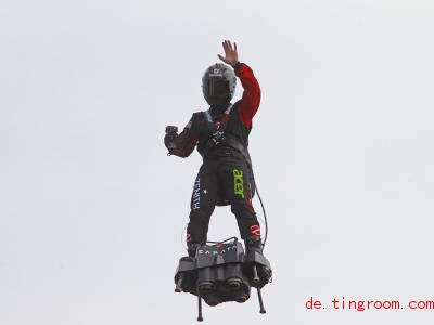  Mit seinem Fluggerät will Franky Zapata am Do<em></em>nnerstag über den Ärmelkanal fliegen. Foto: Michel Spingler/AP/dpa 