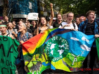  Junge Leute setzen sich bei der Bewegung «Fridays for Future» für den Klimaschutz ein. Foto: Marius Becker/dpa 