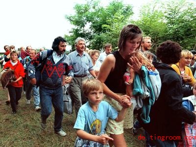  Schnell rüber! Hunderte Menschen nutzten vor 30 Jahren die Gelegenheit, durch eine Lücke im Zaun in den Westen zu flüchten. Foto: Votava/dpa 