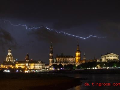  Ein Blitz zuckt über den Nachthimmel. Foto: Robert Michael/dpa-Zentralbild/dpa 