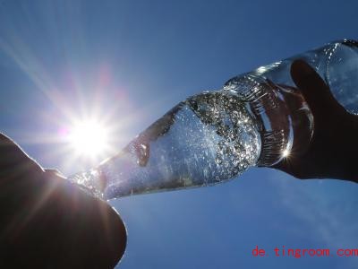  Eine Frau trinkt aus einer Perlenflasche sprudelndes Mineralwasser. Foto: Karl-Josef Hildenbrand/dpa 