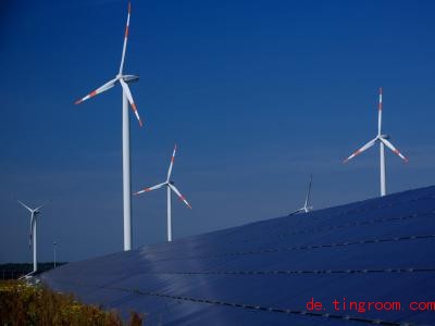  Wenn es windet und keine Wolken am Himmel stehen, können Windräder und Solaranlagen viel Strom erzeugen. Foto: Jens Büttner/dpa-Zentralbild/dpa 