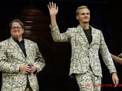  Diese beiden Forscher trugen bei der Preisverleihung Anzüge mit Geldscheinen. Foto: Elise Amendola/AP/dpa 