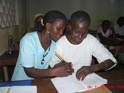  Diese Frauen im Land Guinea-Bissau lernen als Erwachsene lesen und schreiben. Foto: SOS-Kinderdörfer weltweit/obs/dpa 