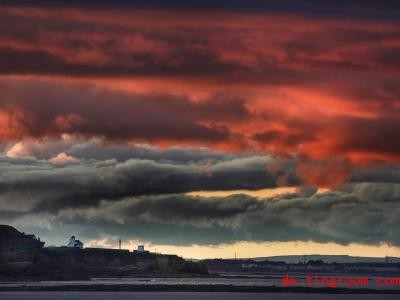  Wenn die So<em></em>nne untergeht, erscheinen Wolken manchmal rot. Das liegt daran, dass Licht aus verschiedenen Farben besteht. Foto: Owen Humphreys/PA Wire/dpa 