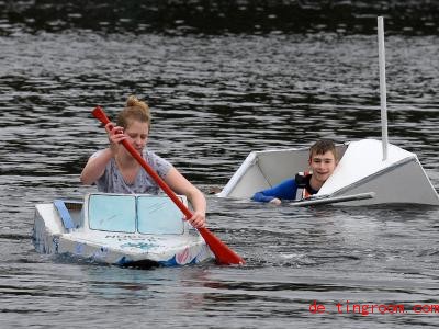  Dana schafft es mit ihrem selbstgebauten Papierboot ins Ziel, während Andreas untergeht. Foto: Carmen Jaspersen 